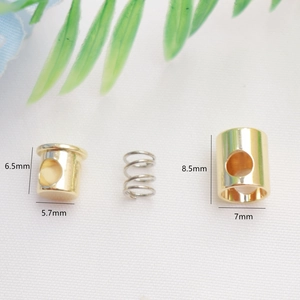 14K gold-plated adjustable spring cord lock with detailed dimensions of 8.5x7mm