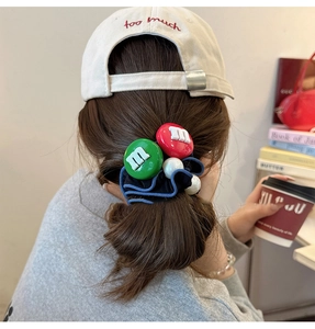 Détails de l'élastique à cheveux bleu marine avec lettres M et perles blanches