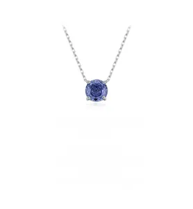 Gros plan du collier en argent sterling S925 avec une gemme violette couleur tanzanite