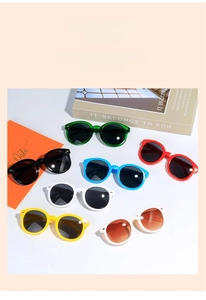 Vue à plat de lunettes de soleil rondes pour enfants avec verres anti-UV colorés