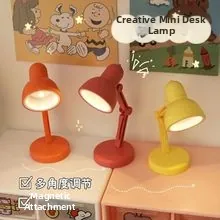 Mini lampada LED regolabile con base magnetica in design compatto arancione e rosso