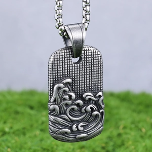 Collier avec pendentif rectangulaire rétro en acier inoxydable et motif de vagues en relief