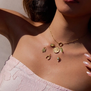 Collana in acciaio inossidabile dorato con ciondoli a trifoglio, albero e perle