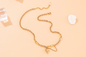 Détail du collier pendentif cœur doré avec maillons mixtes et chaîne trombone chic