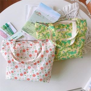 Vue détaillée de deux sacs cabas en toile florale avec étiquettes simple wish et motifs