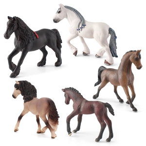 Ensemble de cinq figurines de chevaux réalistes Andalou et Arabe aux détails soignés