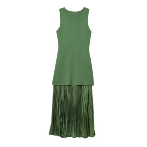 Abito smanicato verde con corpino in maglia e gonna in raso plissettato per un look estivo elegante