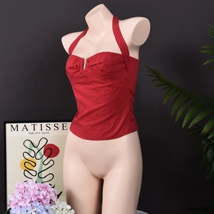 Dettaglio del top rosso con scollo all'americana e trama a costine dal design aderente