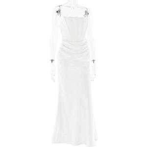Détail d'une robe de soirée en satin blanc avec bustier baleiné et taille plissée