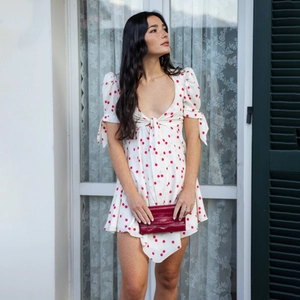 Robe courte blanche à imprimé cerise avec col en V, manches bouffantes et lien