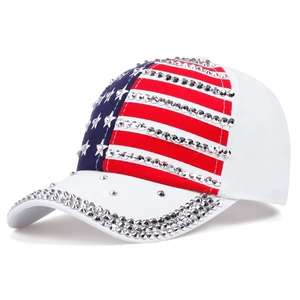 Vue détaillée du drapeau américain orné de strass sur la casquette de baseball