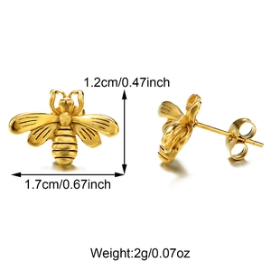 Detailansicht der goldenen Bienen-Ohrstecker mit Maßen 1,7cm x 1,2cm und 2g Gewicht