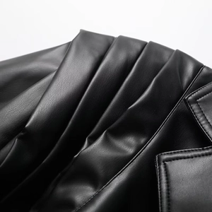 Vue macro du tissu en daim noir montrant les plis détaillés d'une veste pour femme