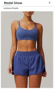 Détail de l'ensemble de yoga pour femmes violet glacé avec dos croisé et tissu extensible