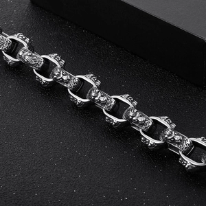Détail macro du bracelet tête de lion rétro pour hommes avec texture martelée