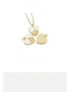 Détail du pendentif cœur papillon plaqué or 18K avec incrustation d'opale rose et chaîne