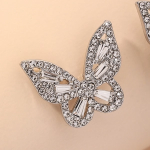 Vue macro de boucles d'oreilles papillon en argent avec cristaux de zircone scintillants