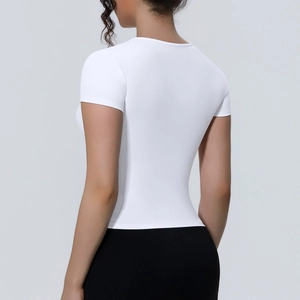 Vue arrière du t-shirt de sport blanc ajusté montrant la texture du tissu extensible