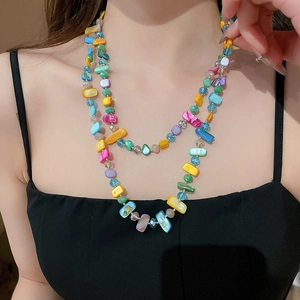 Détail du collier bohème en perles colorées avec breloques rectangulaires superposées