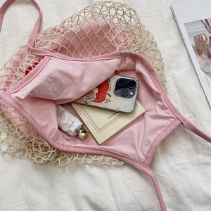 Detail der Sommer-Netztasche mit rosa Innentasche und gezeigtem Stauraum im Inneren