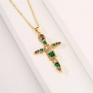 Gros plan du collier croix dorée orné de zircons multicolores sertis avec précision