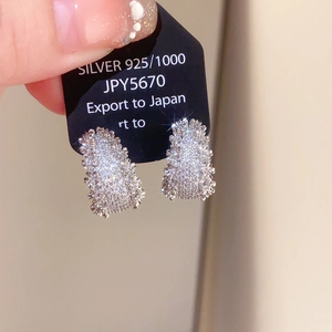 Gros plan de boucles d'oreilles nœud en argent 925 avec cristaux étincelants