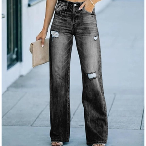 Detail der dunkelgrau gewaschenen, zerrissenen Straight-Leg-Jeans mit Löchern am Knie