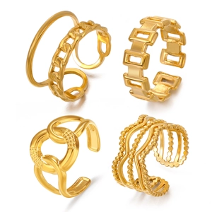 Set of 4 gold-plated stainless steel rings with minimalist twisted and chain designs