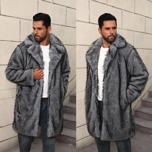 Texture détaillée d'un manteau long en fausse fourrure gris argenté pour homme hiver