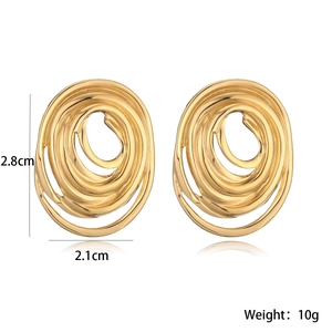 Dettaglio orecchini a spirale placcati oro con dimensioni 2,8 cm per 2,1 cm
