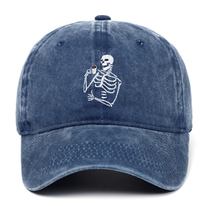Casquette de baseball rétro bleu marine délavé avec broderie tête de mort buvant du café