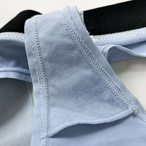 Dettaglio perizoma sportivo in cotone senza cuciture con ampia fascia nera color celeste