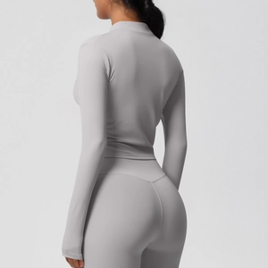 Vue arrière d'une veste de yoga gris clair ajustée avec col montant et coupe élégante