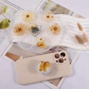 DIY Harzformen für unregelmäßige Herz-Handygriffe mit gelben Trockenblumen