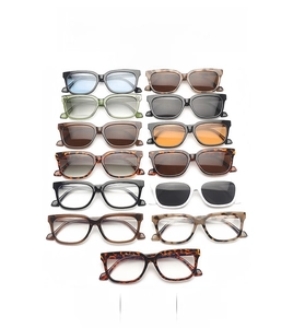 Matrix-Anzeige von Vintage-Sonnenbrillen mit quadratischem Rahmen in Schwarz und Amber