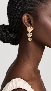 Vue détaillée de boucles d'oreilles cœur triple couche dorées sur un mannequin