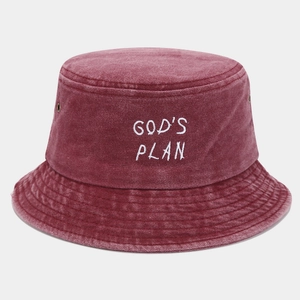 Détail d'un bob en denim bordeaux délavé avec broderie blanche GOD'S PLAN et œillets