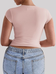 Vue arrière du t-shirt de yoga rose ajusté à manches courtes avec tissu lisse et extensible