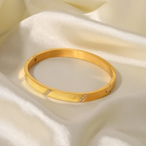 Elegante bracciale rigido in acciaio inossidabile placcato oro 18K con finitura spazzolata
