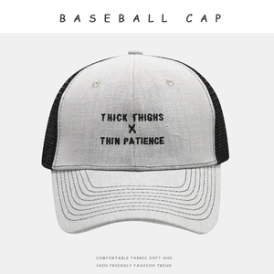 Moderne zweifarbige Baseballkappe mit Stickerei und atmungsaktivem Mesh-Rückteil