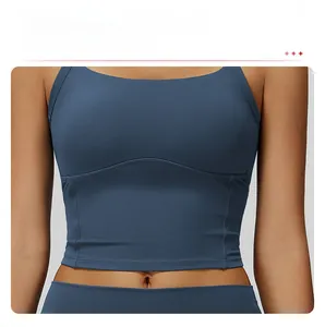 Dettaglio del gilet yoga blu scuro con bordo allungato e compressione per il controllo addome