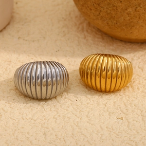 Gros plan détaillé de bagues dôme en or 18 carats et argent avec texture de croissant