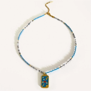 Collier bohème en perles colorées avec pendentif étoile bleue et détail cœur rouge