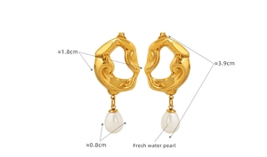 Detailed size specifications for 18K gold irregular lava earrings with freshwater pearls