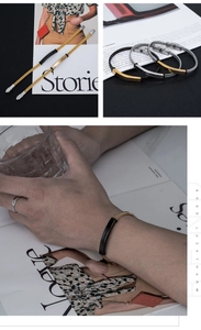 Details von minimalistischen gewebten Stahlarmbändern mit Magnetverschlüssen in Gold und Silber