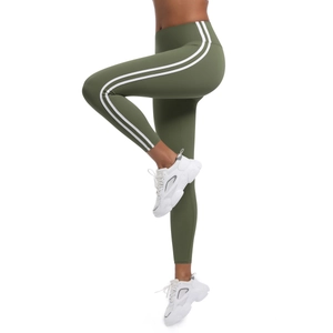 Détail du legging de yoga vert olive à taille haute avec rayures latérales et coupe stretch