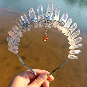 Details von böhmischer Kristallkrone mit Seesternen, Muscheln und orangefarbenem Edelstein