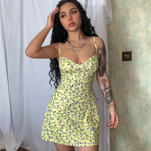 Detalle de vestido corto amarillo de flores con corpiño tipo corsé y tirantes