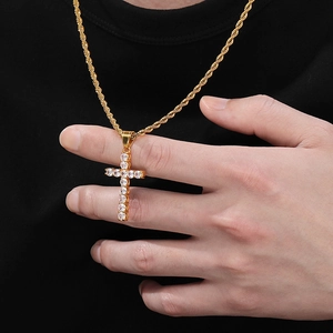 Collana con croce dorata e micro zirconi incastonati su catena a fune ritorta