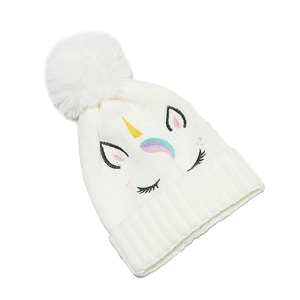 Bonnet en tricot blanc pour filles avec broderie licorne mignonne et détail de pompon
